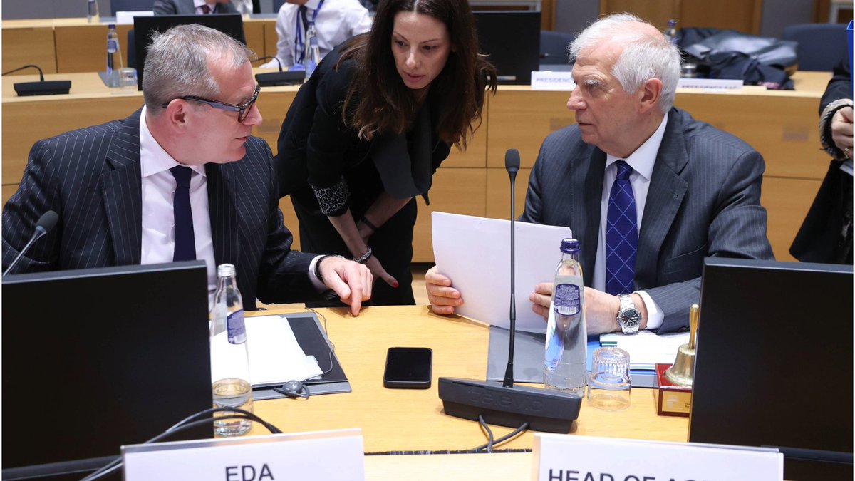 EU Defence Ministers approved a reinforced mandate for @EUDefenceAgency. 'EDA must have a more strategic role if we want to live up to the level of ambition that we have set for #EUDefence in the Strategic Compass'— @JosepBorrellF. Find out more: europa.eu/!JKcFvK.