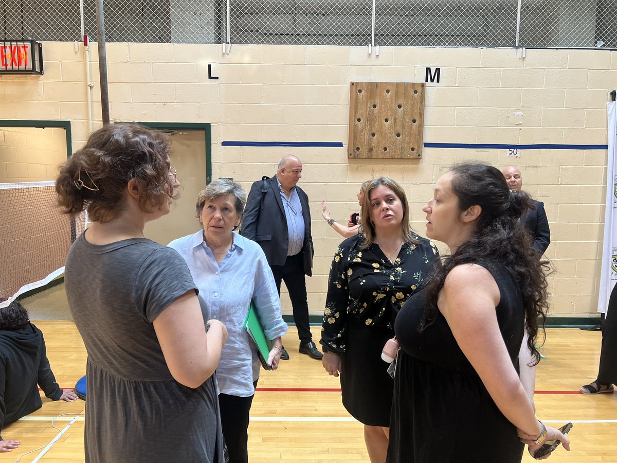 Great visit to the High School for Environmental Studies in NYC today. @rweingarten talked with so many students and staff about everything from book bans to agrivoltaics to peer mentorship.