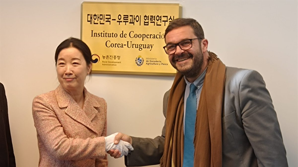 MGAPUruguay's tweet photo. #AHORA el ministro (i) @ignacio_buffa participa junto a la directora de #DIGEBIA @mvguardia, equipo del #MGAP y autoridades del Rural Development Administration de la República de Corea, en la inauguración del "Korea-Uruguay Biotechnology Cooperative Laboratory" en el @LATU_uy https://t.co/CekqwA8Qrw