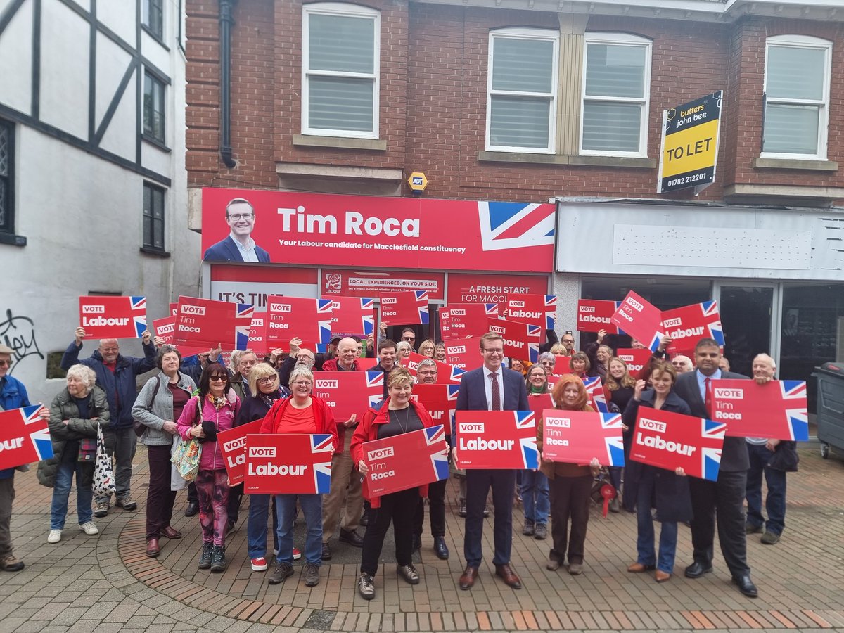 Wonderful to be joined by @EmilyThornberry today in Macc as we officially open our campaign centre.

For the first time the polls show the Conservatives can be beaten here. It's time for change!🌹