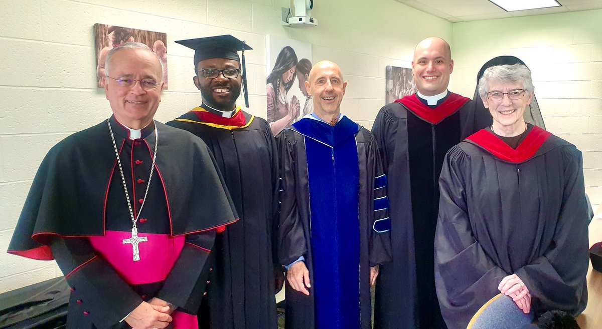 Foto del día de la graduación del curso 2024 con un grupo de colegas profesores de la Facultad de Teología del St. Vincent de Paul Regional Seminary en Boynton Beach, Florida, en donde enseño Sagrada Escritura para seminaristas de las diócesis del sureste de Estados Unidos.