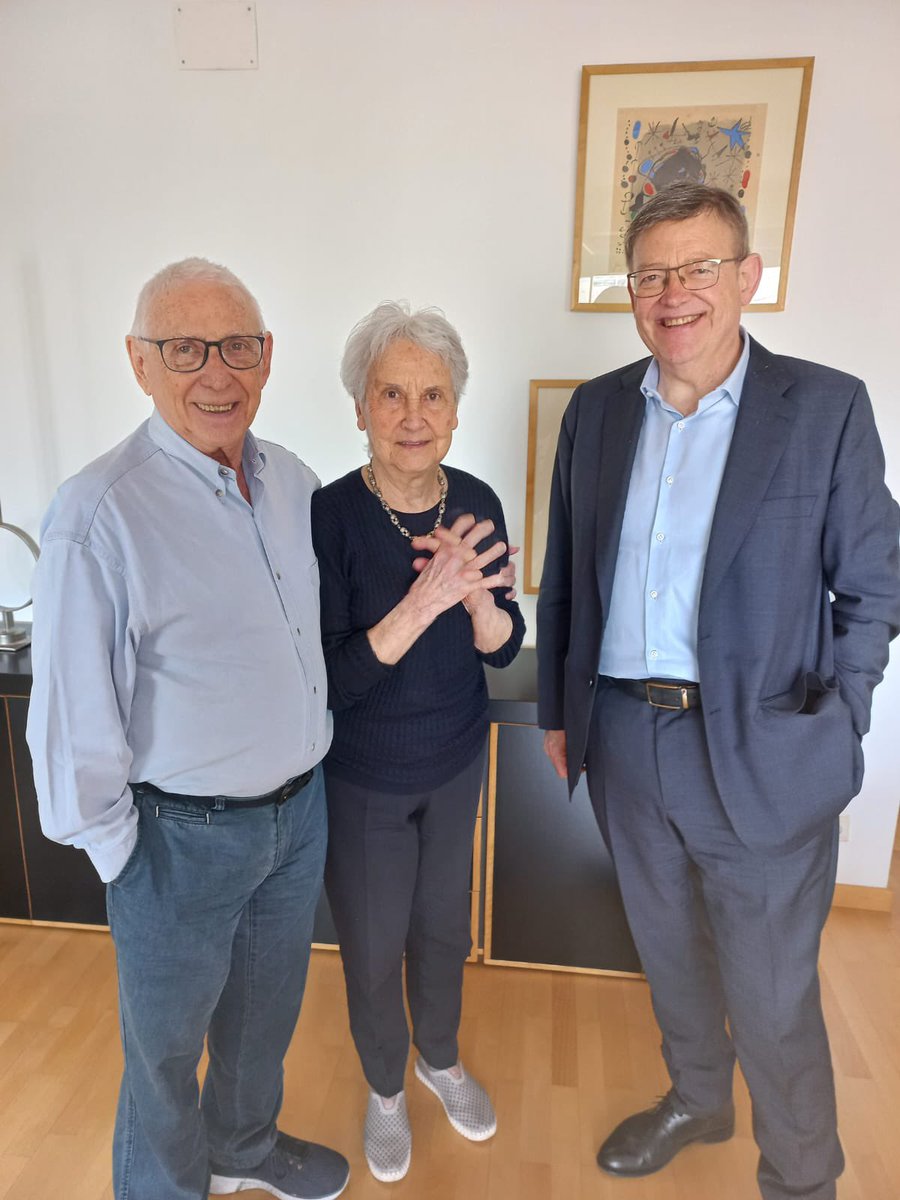 28 de maig.

"Un silenci que romprà la gent
que ara vol ser lliure i estima la vida".

Gràcies, Raimon i Analisa.