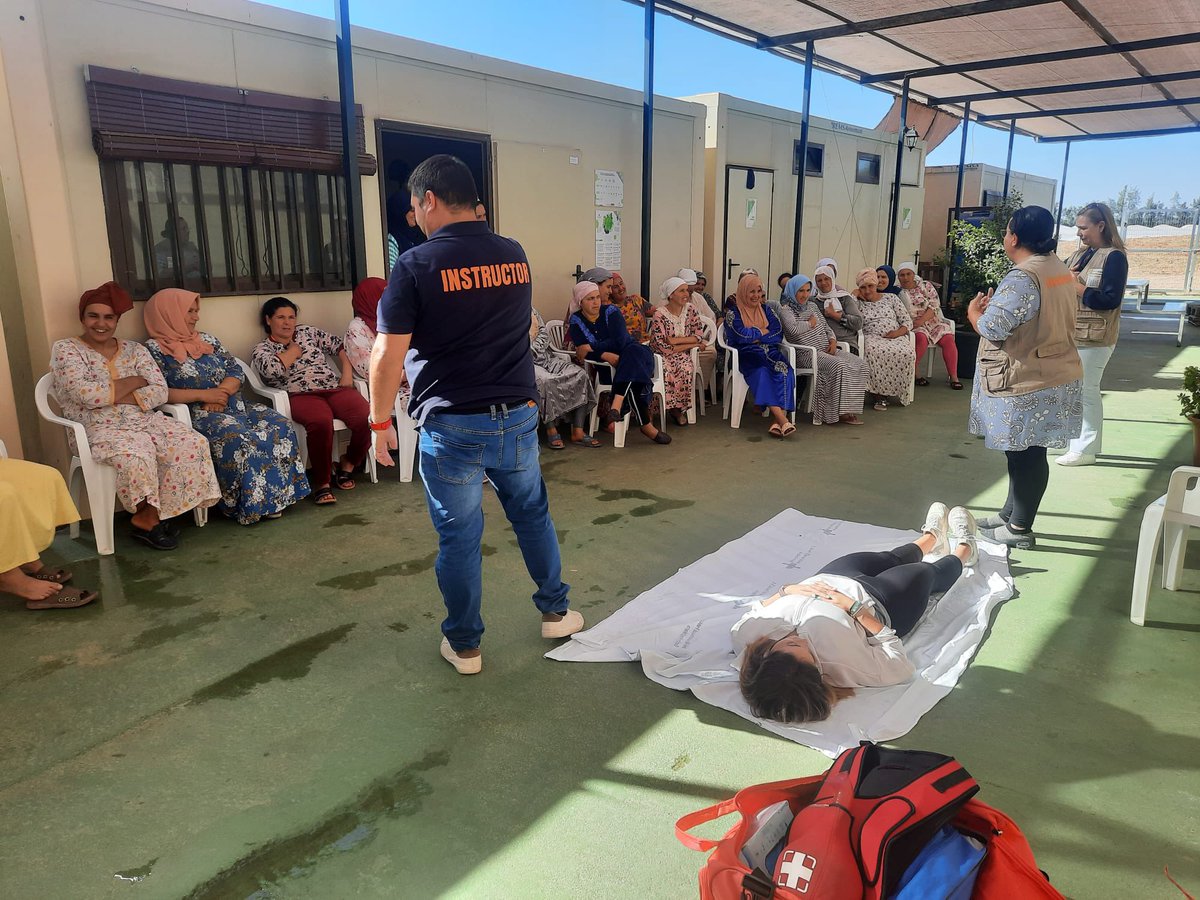 DCCUmovilCC's tweet photo. 🧕🏾Ayer nuestros compañeros Laura Acosta y Juan Montiel, en colaboración con Huelva acoge, acudieron a "la canastita" empresa recolectora de berries (Cartaya), para explicar a sus trabajadoras como realizar una primera atención ante situaciones de emergencia. https://t.co/59BAVHWq02