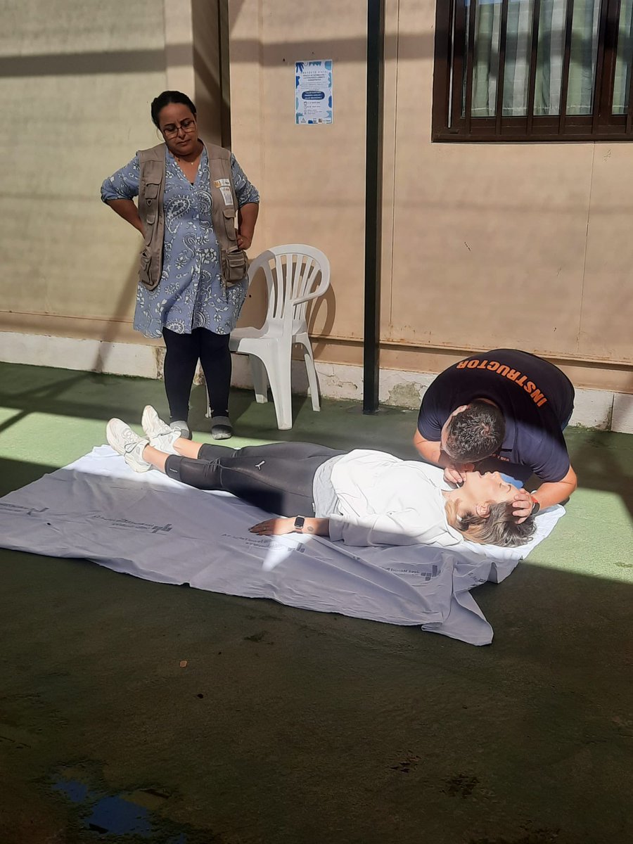 DCCUmovilCC's tweet photo. 🧕🏾Ayer nuestros compañeros Laura Acosta y Juan Montiel, en colaboración con Huelva acoge, acudieron a "la canastita" empresa recolectora de berries (Cartaya), para explicar a sus trabajadoras como realizar una primera atención ante situaciones de emergencia. https://t.co/59BAVHWq02