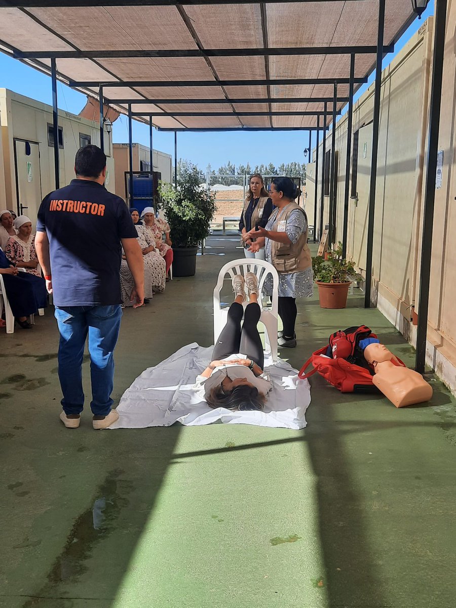 DCCUmovilCC's tweet photo. 🧕🏾Ayer nuestros compañeros Laura Acosta y Juan Montiel, en colaboración con Huelva acoge, acudieron a "la canastita" empresa recolectora de berries (Cartaya), para explicar a sus trabajadoras como realizar una primera atención ante situaciones de emergencia. https://t.co/59BAVHWq02