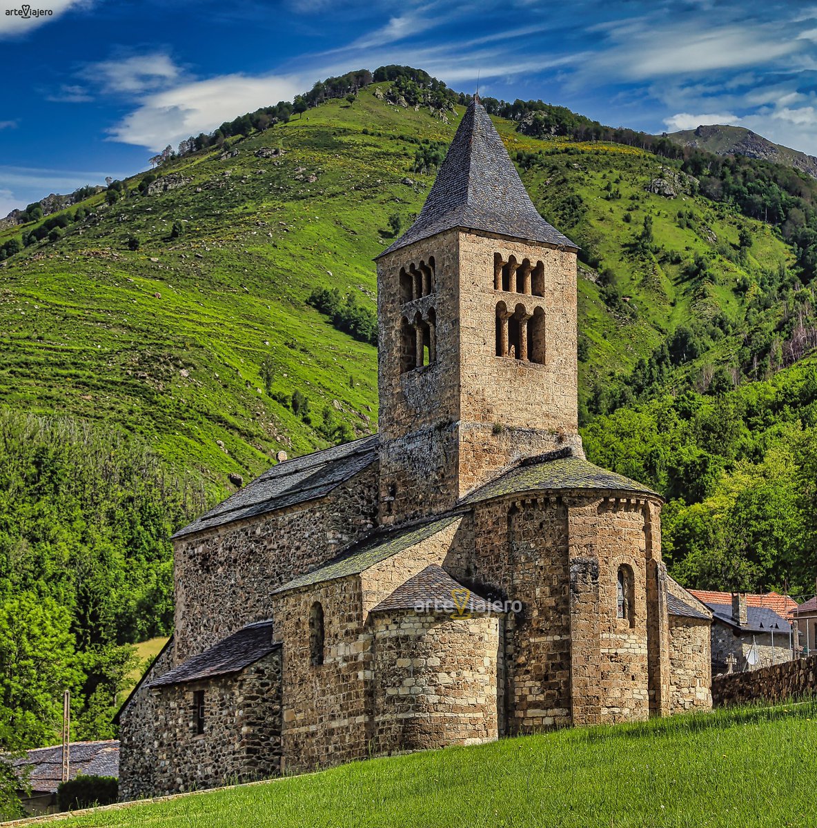 Iglesia de Sant-Julien, Axiat (Francia), una de las maravillas del arte románico en el Valle del Ariège, sus obras de construcción terminaron en el año 1075. Lo más destacado del templo es su cabecera tripartita y la bellísima torre de estilo borgoñón
#FelizMartes #photography