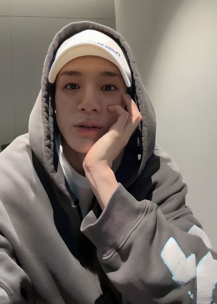 ️️

📍 Coffee Talk, Kemang. 

Memenuhi janji untuk mampir meski kayaknya kemalaman karena anak kecil ini udah siap-siap aja mau pulang. 

Jadi, mana oleh-oleh dari Korea buat mbak? 

 ️️