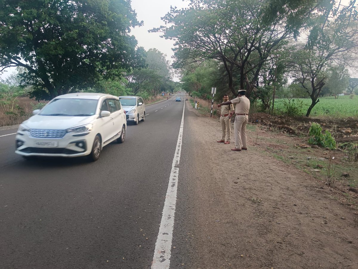 ಇಂದು ಶ್ರೀ ಅಕ್ಷಯ್ ಹಾಕೆ IPS, ಪೊಲೀಸ್ ಅಧೀಕ್ಷಕರು ಕಲಬುರಗಿ ಜಿಲ್ಲೆ ರವರು ಕಮಲಾಪುರ ಪೊಲೀಸ್ ಠಾಣಾ ವ್ಯಾಪ್ತಿಯ ಡೊಂಗರಗಾಂವ ಕ್ರಾಸ್ ಬಳಿ ನಡೆದ ಬೈಕ್ ಮತ್ತು KKRTC ಬಸ್  ಅಫಘಾತ ಸ್ಥಳ ಪರಿಶೀಲನೆ ಮಾಡಿದರು. @DgpKarnataka