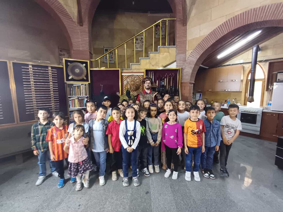 Karatay Hayıroğlu Köyü İlköğretim Okulu öğrencileri, Geleneksel Türk Harp Sanatları Araştırma Atölyemizi ziyaret ettiler. Ecdat sanatlarını günümüze taşıyan atölyemizi ziyaret etmek isteyen herkesi, Ecdat Parkı'na bekliyoruz 🏹