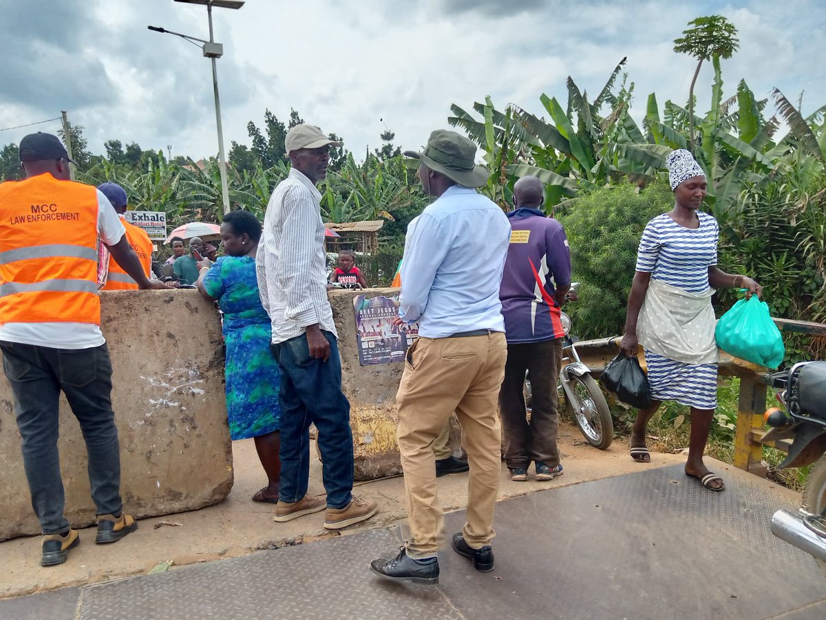 UPDATE: Mbarara city council law enforcement team has erected blockades at Katete bridge to block vehicles from using the dilapidated Katete bridge on River Rwizi. 📸 @TwesigyeAggrey4