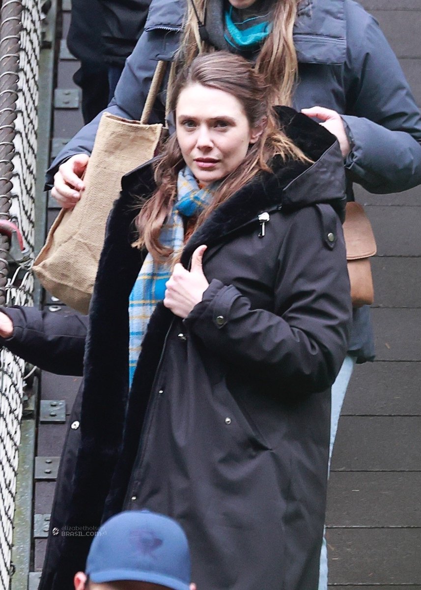 Elizabeth Olsen em novas fotos do set de filmagens do filme 'Eternity'.