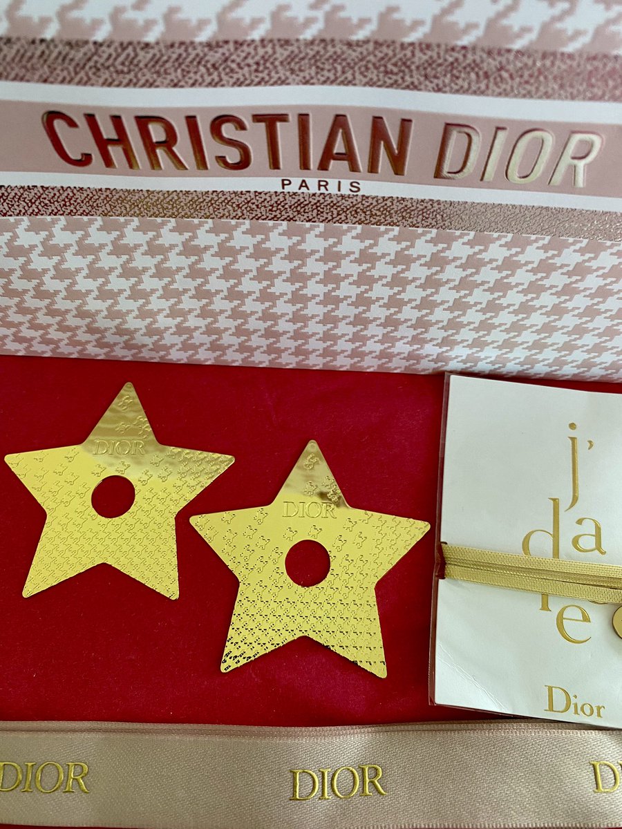 Happy Mail-Delivery #1. Yesterday I received the new Dior Houndstooth stars. These might be my most favourite ones yet and with it came a Dior bracelet and the pink houndstooth bag. #diorstars #diorhoundstoothstars