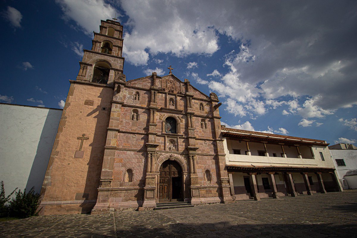 #TurismoReligioso I En el #PuebloMágico de #Aculco debes recorrer y admirar la ⛪️Parroquia de San Jerónimo la cual data de 1540. En su interior conserva oleos de gran valor del pintor Miguel Cabrera. Enamórate del Estado de México.