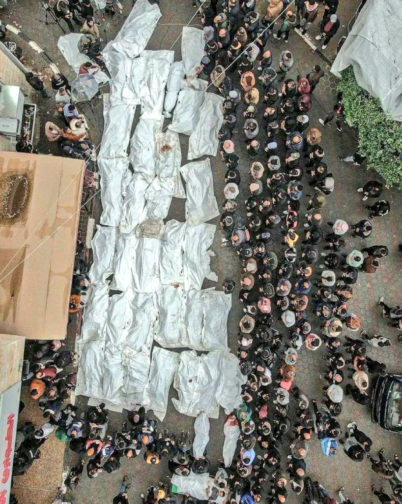 مايجري في رفح من احتراق لجثث الأطفال وقطع رؤسهم عار على البشرية جمعاء ليتني مت قبل هذا 
لله نشكوا حالهم…
#رفح_الصمود