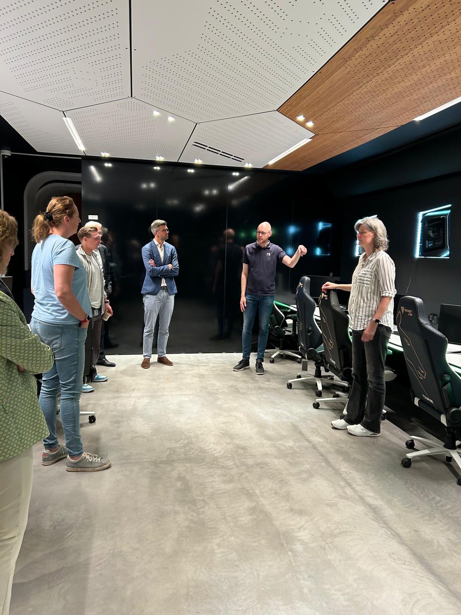 NederlandseSportraad (@nlsportraad) on Twitter photo Op 24 mei bracht <a href="/NLsportraad/">NederlandseSportraad</a> een werkbezoek aan de <a href="/Alienware/">ALIENWARE</a> trainingsfaciliteit van esportsorganisatie <a href="/TeamLiquid/">Team Liquid</a> in Utrecht. De raad wachtte hier een introductie in de wereld van esports, gaming en gamification door <a href="/KCsportnl/">Kenniscentrum Sport & Bewegen</a> <a href="/dehaagse/">De Haagse Hogeschool / THUAS (INACTIEF/INACTIVE)</a> <a href="/WUR/">Wageningen U&R</a> bit.ly/3KjT2T5 Op 24 mei bracht <a href="/NLsportraad/">NederlandseSportraad</a> een werkbezoek aan de <a href="/Alienware/">ALIENWARE</a> trainingsfaciliteit van esportsorganisatie <a href="/TeamLiquid/">Team Liquid</a> in Utrecht. De raad wachtte hier een introductie in de wereld van esports, gaming en gamification door <a href="/KCsportnl/">Kenniscentrum Sport & Bewegen</a> <a href="/dehaagse/">De Haagse Hogeschool / THUAS (INACTIEF/INACTIVE)</a> <a href="/WUR/">Wageningen U&R</a> bit.ly/3KjT2T5
