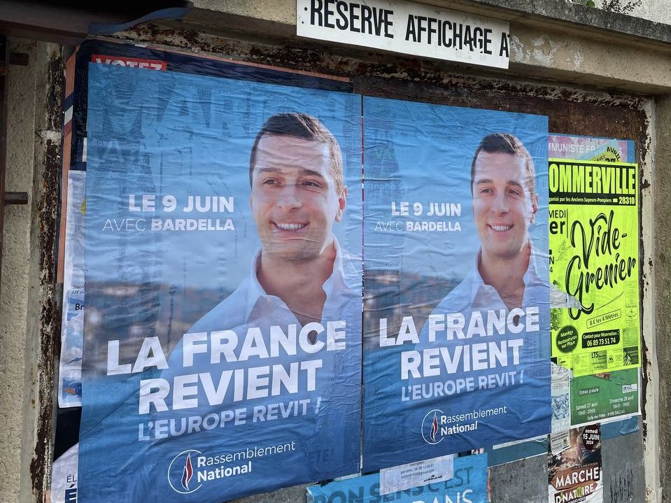 Collage hier après-midi sur la 2ème circonscription de l’Essonne  🇫🇷 ! 

La France revient, l’Europe revit avec @J_Bardella le 9 juin prochain 🚀 ! 

Si la jeunesse vote, la jeunesse gagne ! 

#VivementLe9Juin
