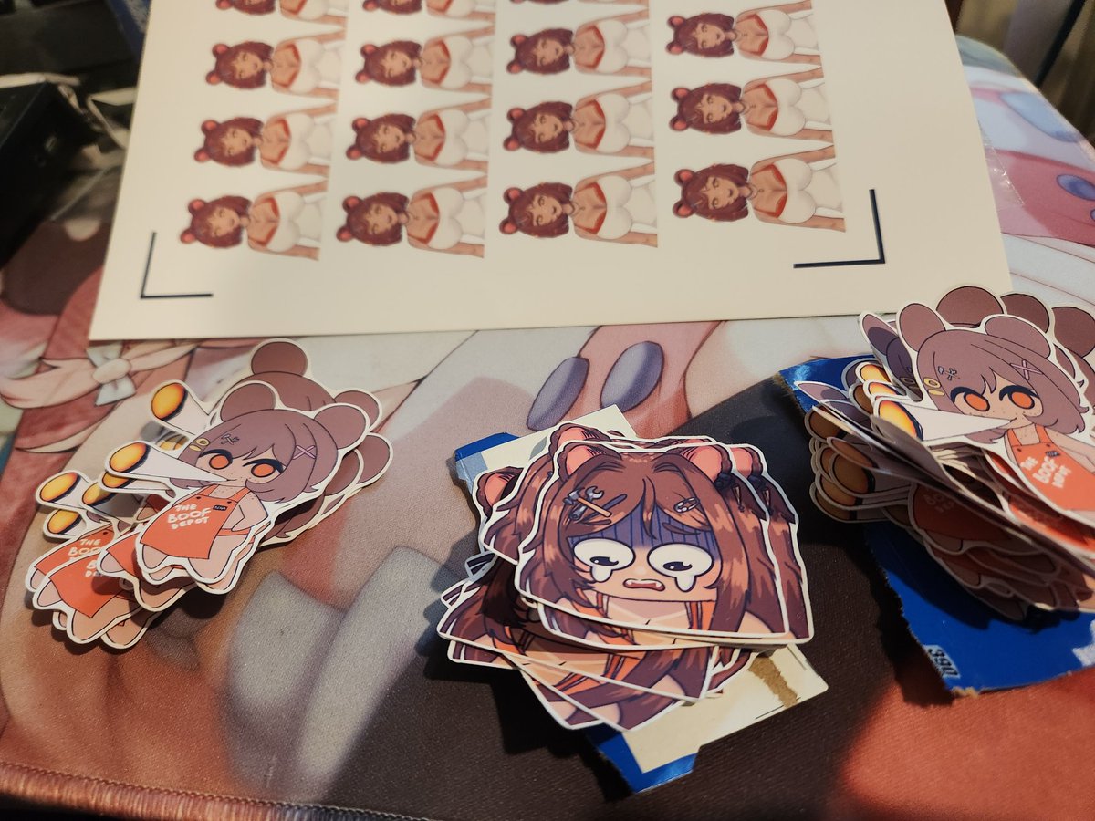 merch so last minute i had to type this at the airport 😅
Justed handed me a new project to get merch of the DIY vtuber sena bonbon!

Shes very nice girl and I think DIY fan merch fits her quite well! Look for me at the con to score yourself some Sena stickers!

 #SenArt