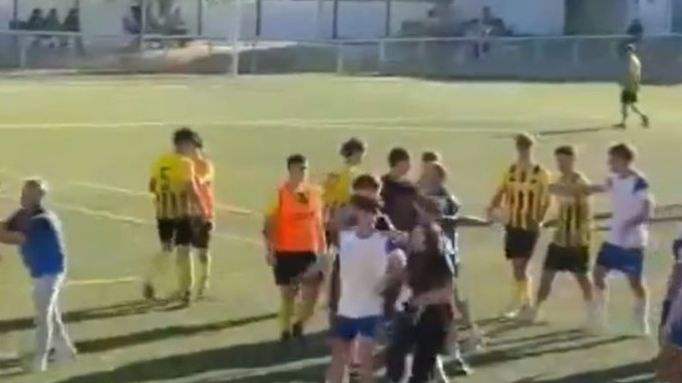 Nada que ver con los valores del deporte.

Pelea (y heridos) en un partido de fútbol entre los juveniles de Barajas y Paracuellos.

Nos lo han mostrado en #canal24horas
▶rtve.es/v/16123275/