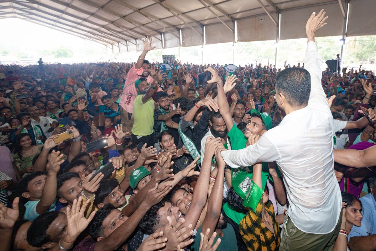 bjd_odisha's tweet photo. ନବୀନ ଗ୍ୟାରେଣ୍ଟି ହେଉଛି ବିକାଶ, ବିରୋଧୀଙ୍କ ଗ୍ୟାରେଣ୍ଟି ହେଉଛି ମିଥ୍ୟା, ଅପପ୍ରଚାର

ଭୋଗରାଇ, ବଡ଼ସାହି, ମୟୂରଭଞ୍ଜ ଏବଂ ଜଳେଶ୍ବରରେ ବିଜୁ ଜନତା ଦଳ ପ୍ରତି ଭଲପାଇବାର ସୁଅ। ବିଜେପି ଦଳ ଆସି ମିଛ କଥା କହିବ, ମୁଖ୍ୟମନ୍ତ୍ରୀଙ୍କୁ ଗାଳି ଦେବ, ଅପପ୍ରଚାର କରିବ। ଜୁନ ପହିଲା ଦିନ ବହୁ ସଂଖ୍ୟାରେ ଭୋଟ କେନ୍ଦ୍ରକୁ ଆସି ମିଥ୍ୟା ଅପପ୍ରଚାର କଡ଼ା ଜବାବ ଦେବାକୁ ବିଜୁ ଜନତା ଦଳର ବରିଷ୍ଠ ନେତା ଶ୍ରୀ କାର୍ତ୍ତିକ ପାଣ୍ଡିଆନ କହିଛନ୍ତି। #JodiShankha #NabinOdisha