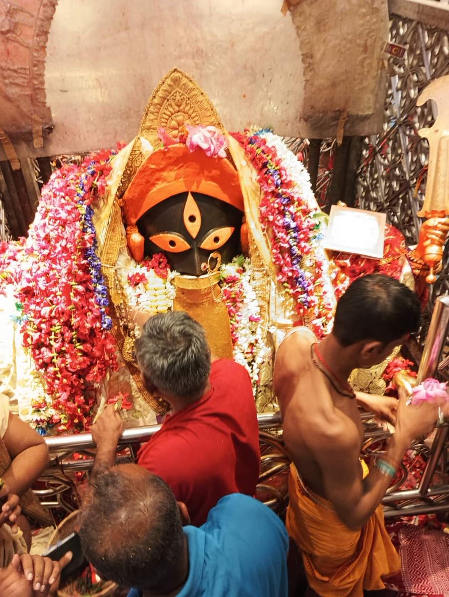 আজ কলিকাতার কালীঘাটে শ্রী শক্তিপীঠ মহাকালী মাতার পুণ্য দর্শন  🌺🌿🙏

आज के पावन दर्शन श्री शक्तिपीठ महाकाली माताजी के कालीघाट कोलकाता से 🌺🌿