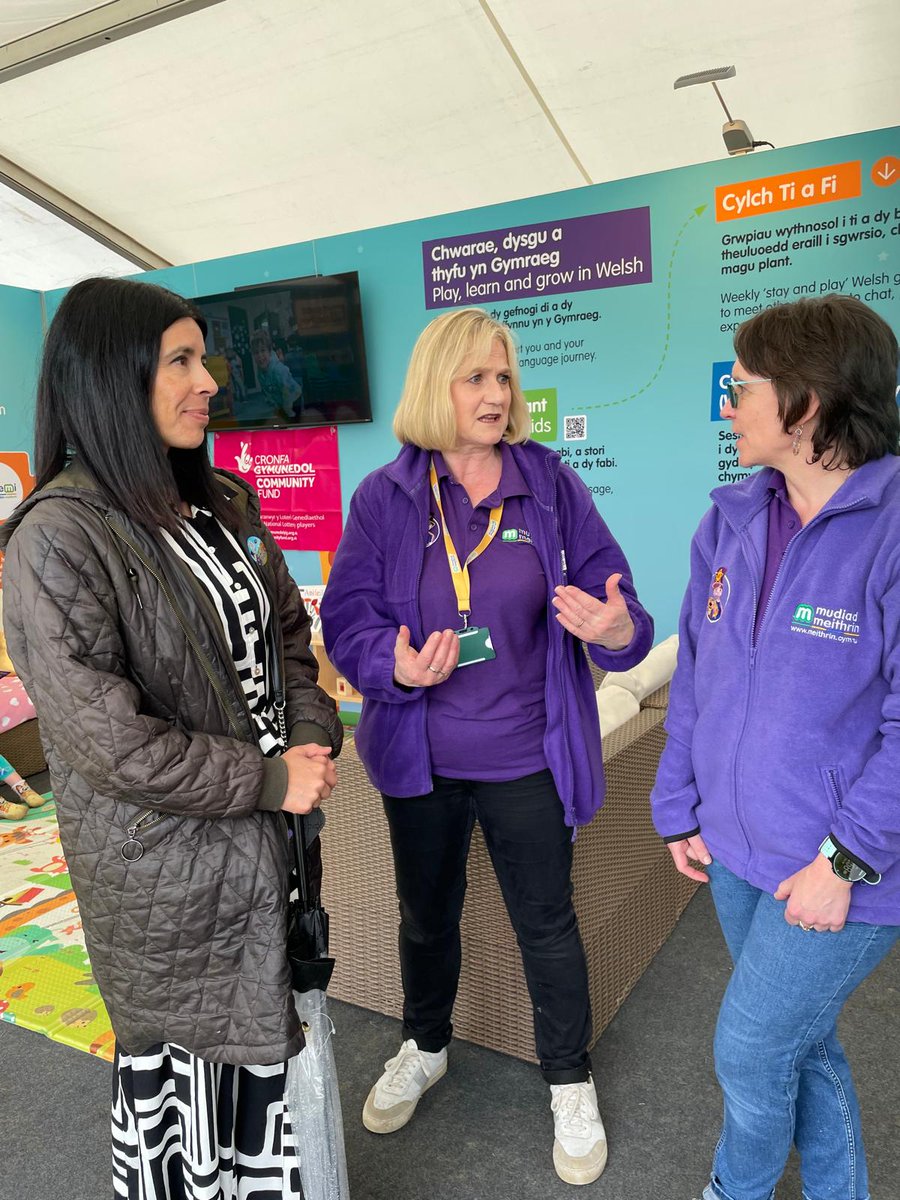 @rocdaboss76 has had a busy day at @EisteddfodUrdd today. She had the chance to meet and interact with different organisations like @EstynHMI @PowysCC @YoungWalesCIW @WelshYouthParl @MudiadMeithrin