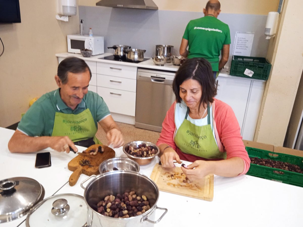 Espigoladors (@espigoladors) on Twitter photo 🎉 Ens estrenem espigolant mores!
Amb la col·laboració de l’<a href="/AjTorredembarra/">Aj. de Torredembarra</a> i l’ajuda de persones voluntàries vam collir alguns kg i els vam transformar en melmelada.
Tot plegat per seguir explorant noves maneres de promoure l’aprofitament dels fruits de l’arbrat urbà. 🎉 Ens estrenem espigolant mores!
Amb la col·laboració de l’<a href="/AjTorredembarra/">Aj. de Torredembarra</a> i l’ajuda de persones voluntàries vam collir alguns kg i els vam transformar en melmelada.
Tot plegat per seguir explorant noves maneres de promoure l’aprofitament dels fruits de l’arbrat urbà.