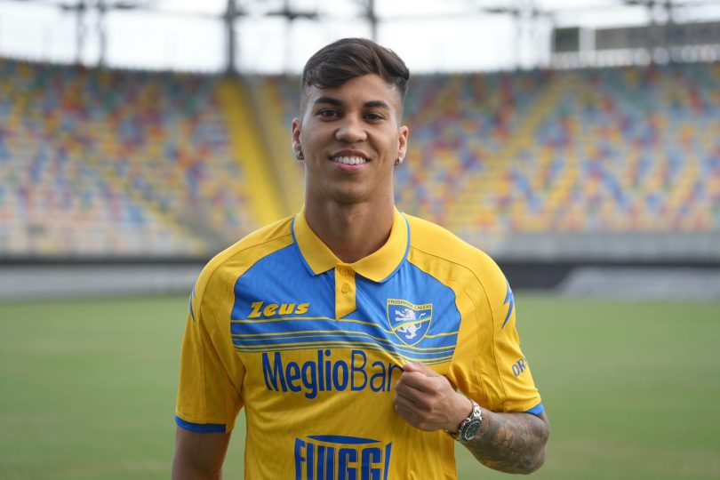 🚨 INFORMAÇÃO: O Cruzeiro monitora o atacante Kaio Jorge, de 22 anos, revelado pelo Santos e que pertence à Juventus da Itália. Na última temporada europeia (2023/2024), o jogador esteve emprestado ao Frosinone, clube rebaixado na primeira divisão italiana. 

A Juventus não