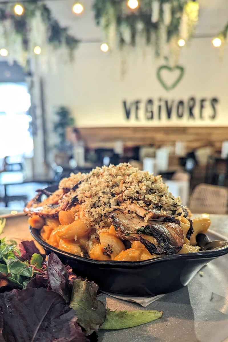 We are closed in Bournemouth today but Caversham is in full flow until 9pm with all your favourites for dine in or at home 🌱

There’s no better cure for half term hunger than our mac n cheeze, what are you waiting for?! 🧀😋

#wearevegivores #macncheese #vegan #rdguk #yum