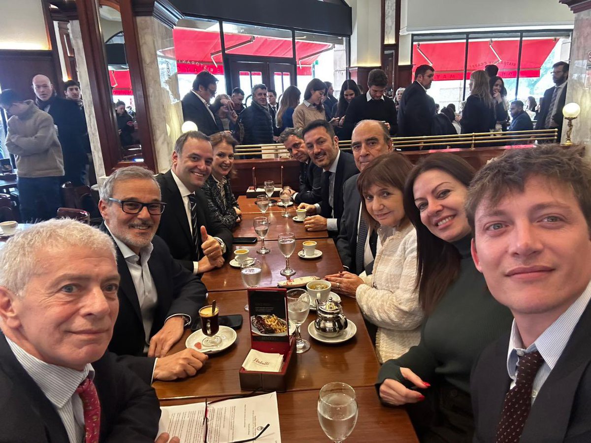 Café con el equipo del Presidente @JMilei = El gabinete + los argentinos.