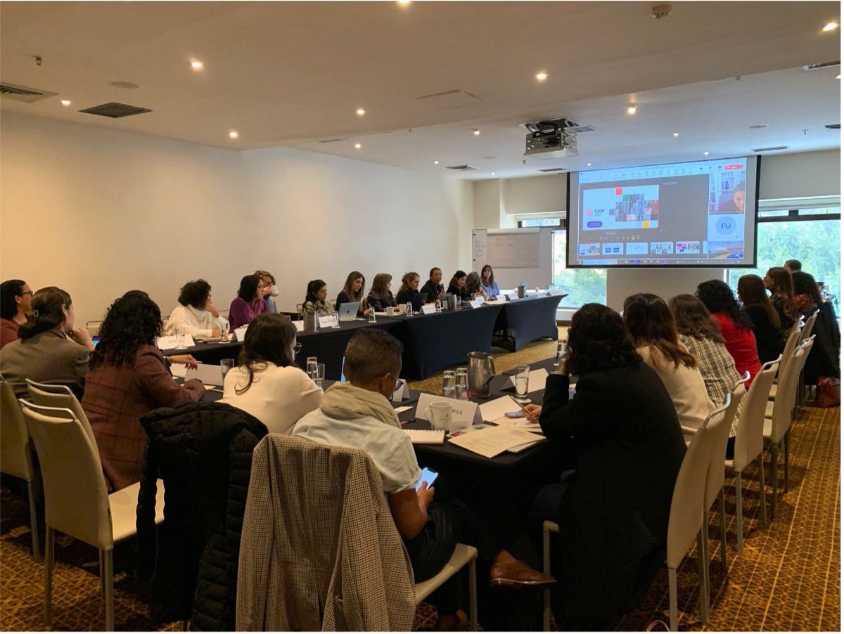 La Embajada y @LegalActionWW facilitaron una mesa redonda en Bogotá con el propósito de crear un Hub de profesionales de la justicia de género 🇦🇺🤝🇨🇴 Más de 30 profesionales aportaron sus experiencias y perspectivas en materia de justicia de género en la región 👧👩‍🦱👵