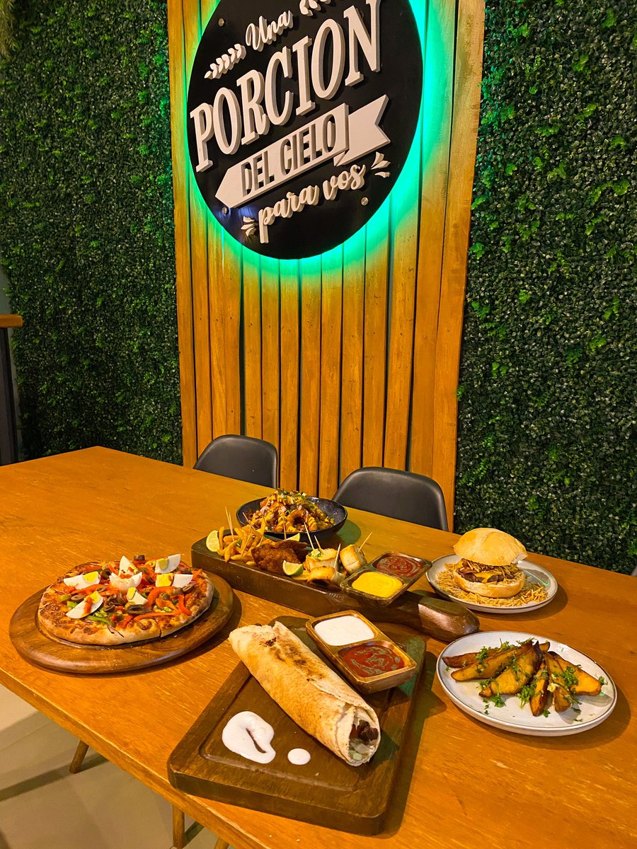 Si quieren darse una escapada fuera de Asu este finde, en Caacupé conocí este bar, con burguers riquísimas desde 18mil, el local es súper amplio y con uno de los menús más variados que vi fuera de Asu, atienden los mismos dueños! Una familia súper humilde! 🙌🏻✍🏻