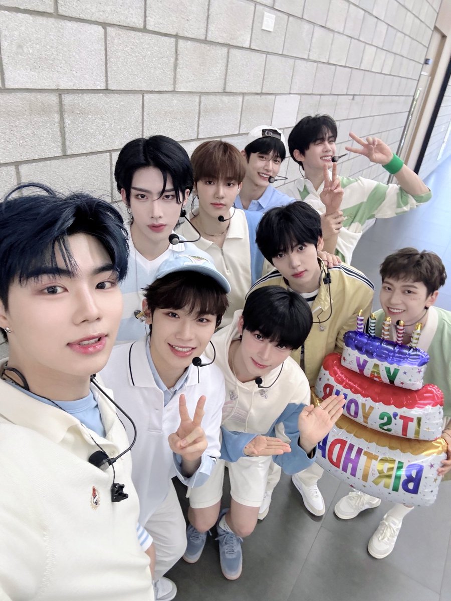 whioms's tweet photo. congratulations ZEROBASEONE for getting the 4th win with "Feel the POP". thank you for always working hard to give us amazing stages. take care always, we love you so much. ~ 💙🤍❤️
#FeelThePOP4thWin
#ZEROBASEONE7thWin
#ZEROBASEONE_feelthePOP https://t.co/3CpBo2rsiB