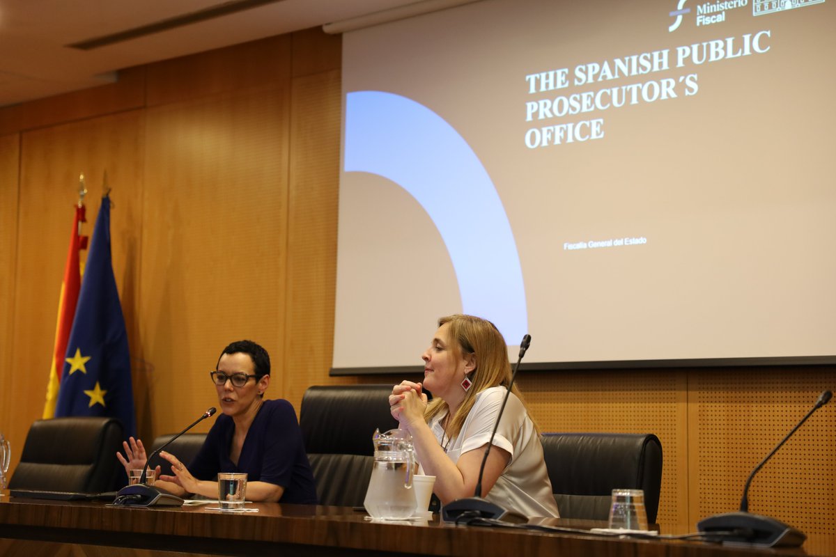 fiscal_es's tweet photo. 🇪🇺 12 fiscales y 5 jueces de 5 países integrantes del programa #AIAKOS de la @EJTN_eu han visitado la FGE
➡️ La iniciativa pretende concienciar a futuros jueces y fiscales de la dimensión europea de su trabajo para consolidar una comunidad judicial más cohesionada y cooperativa. https://t.co/P0dGvsLkTw