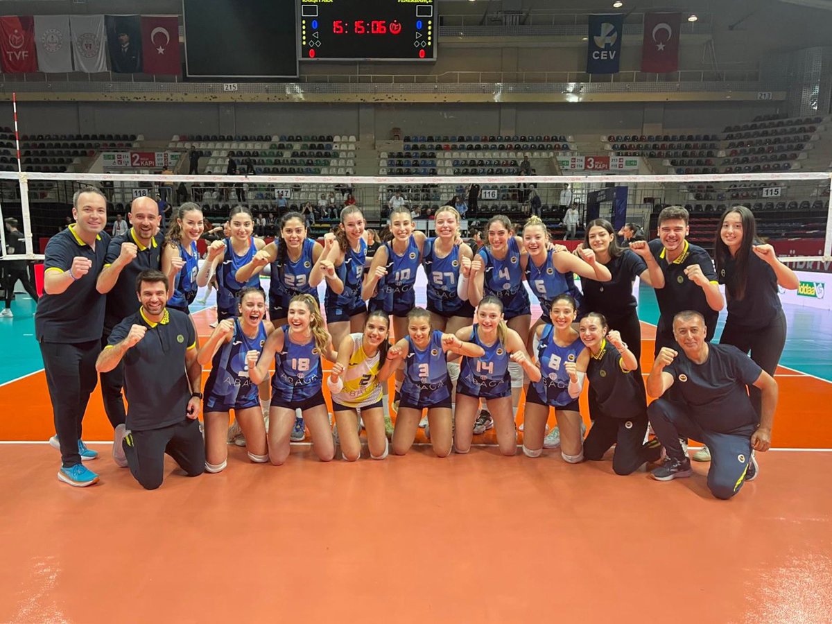 Genç Kızlar Türkiye Şampiyonası Finalleri Yarı Final maçında takımımz Karşıyaka Spor Kulübü’nü 3–2 mağlup ederek Final’e yükseldi! 🤩 Tebrikler kızlar! 👏 🔜 Final Maçımız ⬇️ 🗓️ 29 Mayıs Çarşamba 🕑 14.00 🆚 Eczacıbaşı 📍 Ziraat Bankkart Spor Salonu