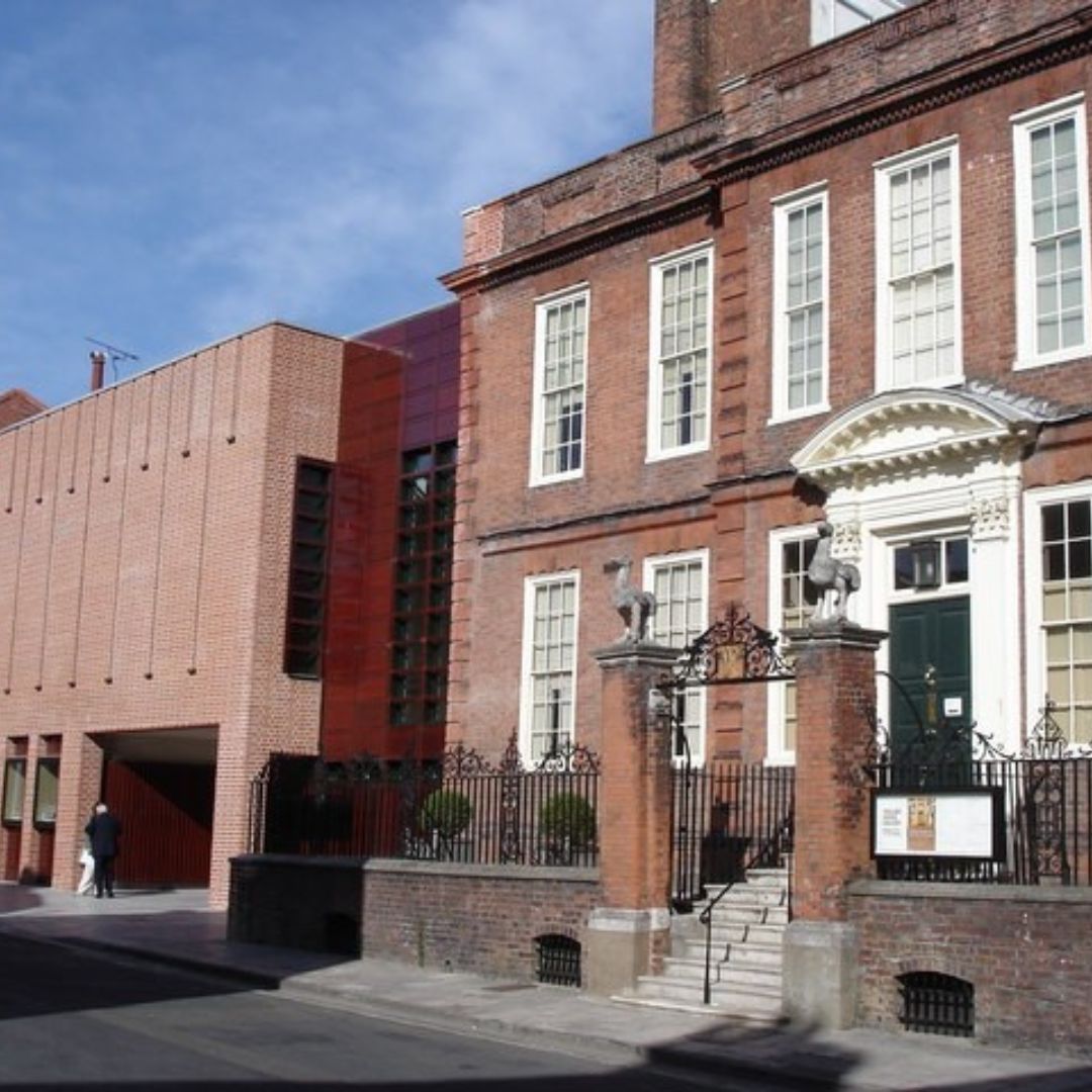 This #LocalAndCommunityHistoryMonth we've been celebrating some of our favourite and most inspiring local historical buildings:

🏛️ Tom Weller has a soft spot for Raptackle in Bosham, nr #Chichester. 

🏛️ Andrew Isaac is inspired by the airy spaces of <a href="/PallantGallery/">Pallant House Gallery</a>.