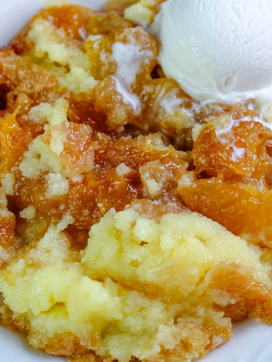 Gooey butter peach cobbler 🍑 justapinch.com/recipes/desser…
