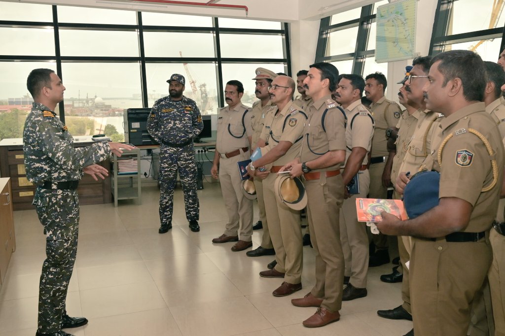 #TuesdayTraining 02 days #coastalsecurity wksp for 30 #Kerala coastal police was conducted at Naval Base,#Kochi. Coastal navigation,communication eqpt,weather inference were covered incl visit to Trg simulators,CDHQ &JOC(Koc).An initiative towards greater synergy.@TheKeralaPolice