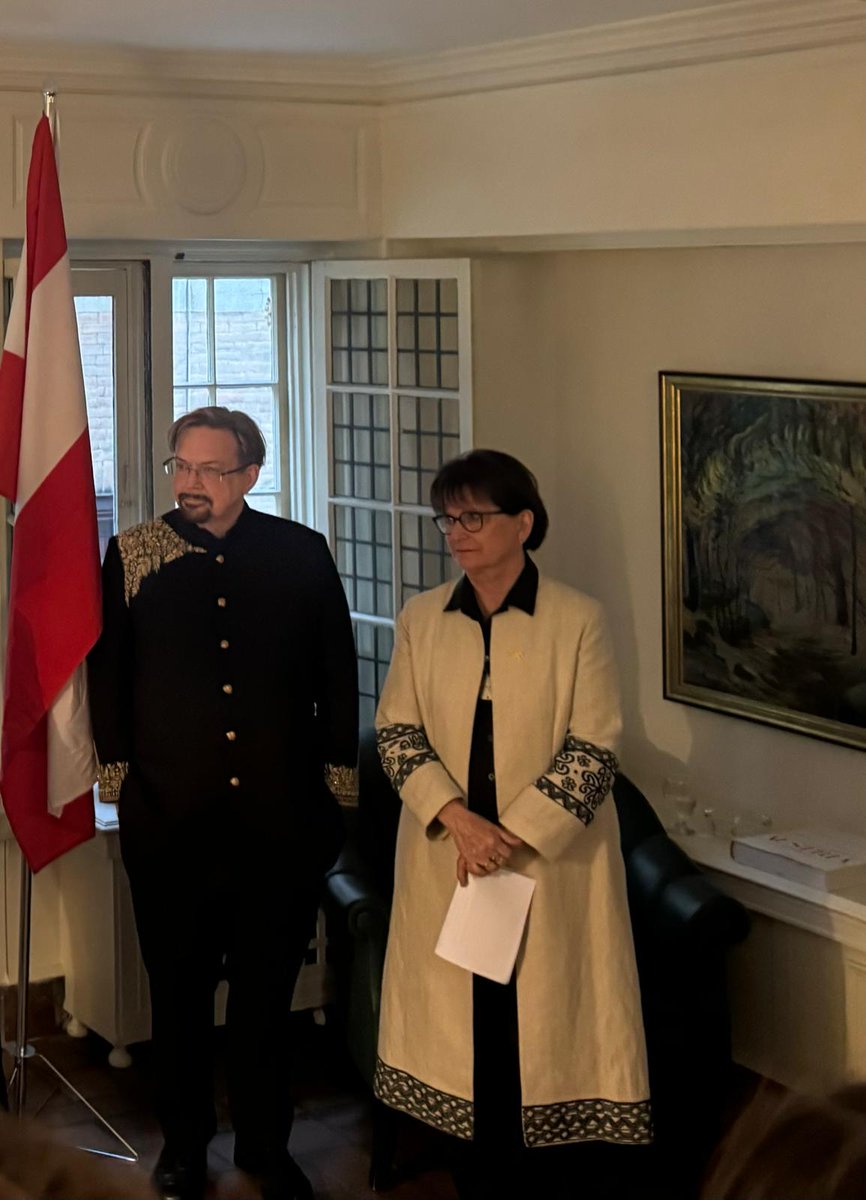 ShoahBlog's tweet photo. A special thank you to @oauslandsdienst + the Austrian Embassy Canada + @Marcbissell1  for honouring me with the Austrian Holocaust Memorial Award. The Gedenkdiener program is remarkable. Thank you my amazing colleagues at @AzrieliMemoirs for their support. With @DeborahLyonsSE https://t.co/UZhb8STP7D