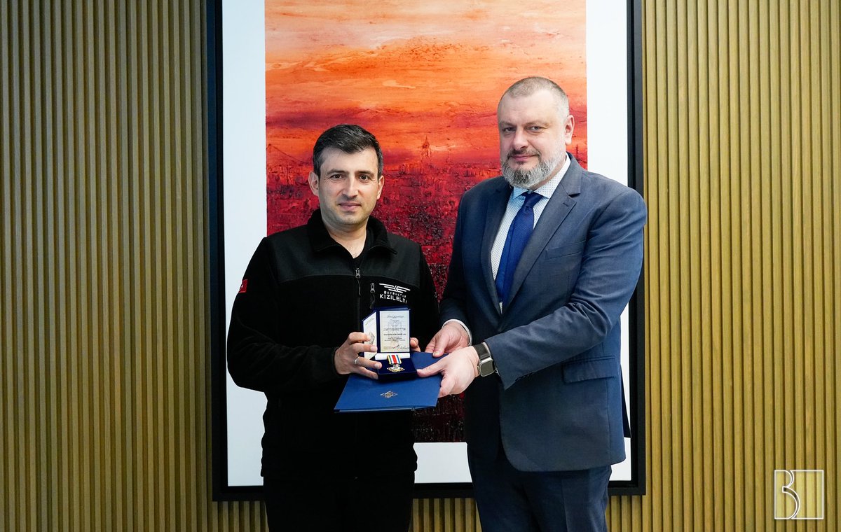 BaykarTech's tweet photo. Yönetim Kurulu Başkanımız Selçuk Bayraktar ve Genel Müdürümüz Haluk Bayraktar, Ukrayna Ulusal Güvenlik ve Savunma Konseyi Sekreteri Oleksandr Lytvynenko tarafından “1. Derece Ukrayna Ulusal Güvenlik ve Savunma Konseyi Nişanı�� ile onurlandırıldı. 🇹🇷🇺🇦

Our Chairman Selçuk Bayraktar and our General Manager Haluk Bayraktar were honored with the "First Class Order of the National Security and Defense Council of Ukraine" by Oleksandr Lytvynenko, the Secretary of the Ukrainian National Security and Defense Council. 🇹🇷🇺🇦
