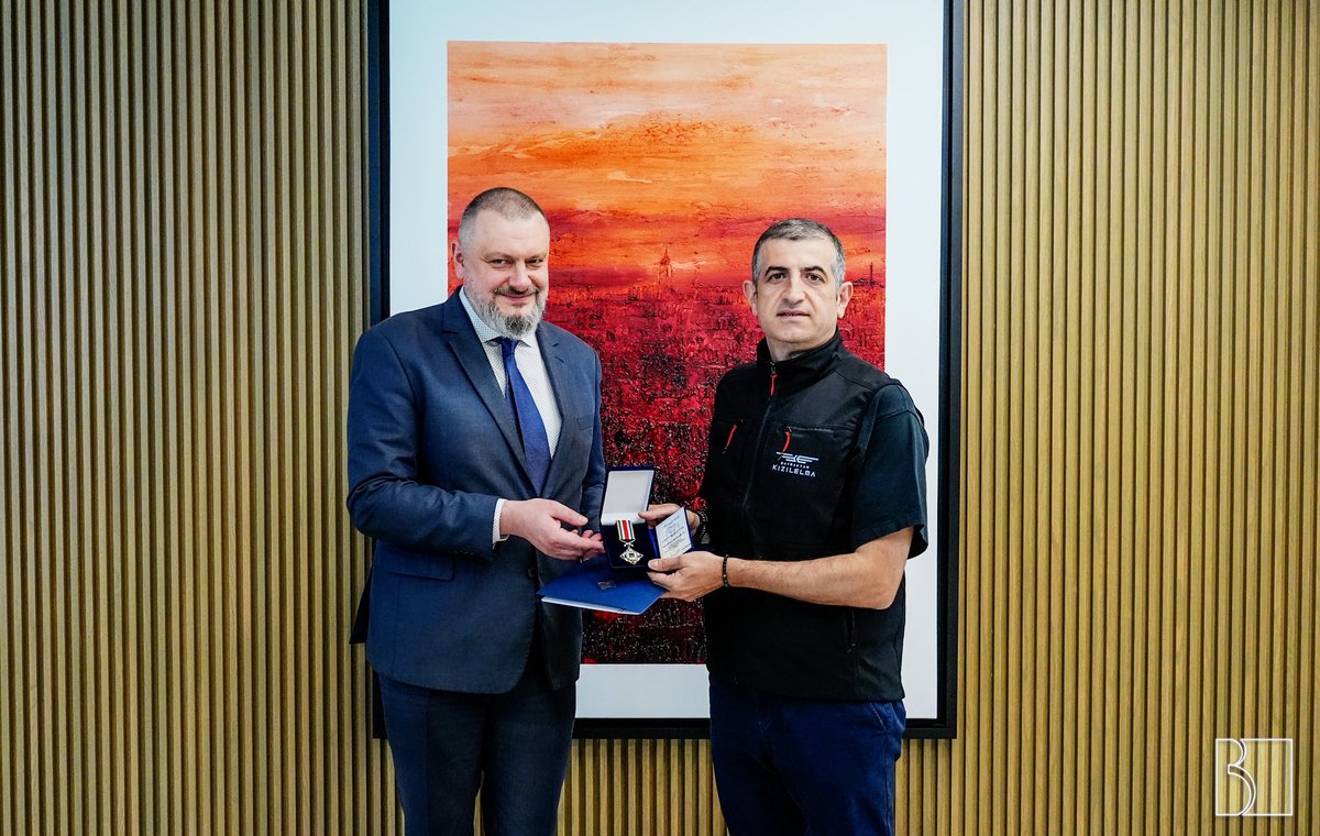 BaykarTech's tweet photo. Yönetim Kurulu Başkanımız Selçuk Bayraktar ve Genel Müdürümüz Haluk Bayraktar, Ukrayna Ulusal Güvenlik ve Savunma Konseyi Sekreteri Oleksandr Lytvynenko tarafından “1. Derece Ukrayna Ulusal Güvenlik ve Savunma Konseyi Nişanı�� ile onurlandırıldı. 🇹🇷🇺🇦

Our Chairman Selçuk Bayraktar and our General Manager Haluk Bayraktar were honored with the "First Class Order of the National Security and Defense Council of Ukraine" by Oleksandr Lytvynenko, the Secretary of the Ukrainian National Security and Defense Council. 🇹🇷🇺🇦