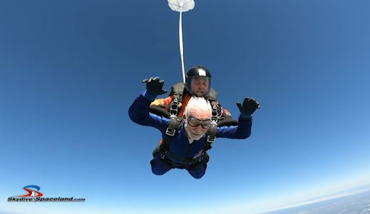 104-year-old WWII veteran loves jumping out of planes nbc4i.co/4ayqNut