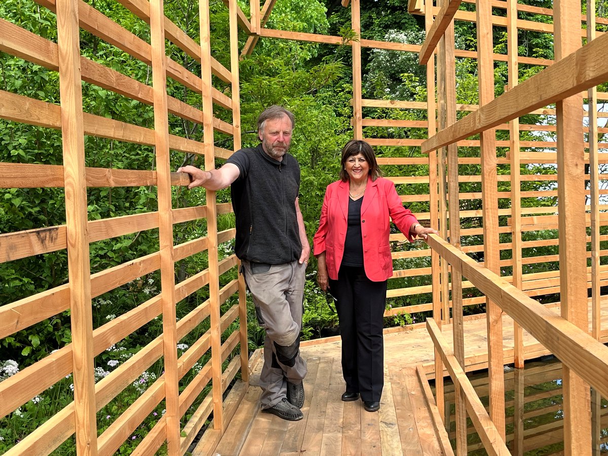 Putting the finishing touches to our 'In Perspective' show garden at @BordBiaBloom, we would like to thank our EU 🇪🇺 partners for their great collaboration - @McGuinnessEU, @eurofound, @EU_Health, @emireland 👏 👏