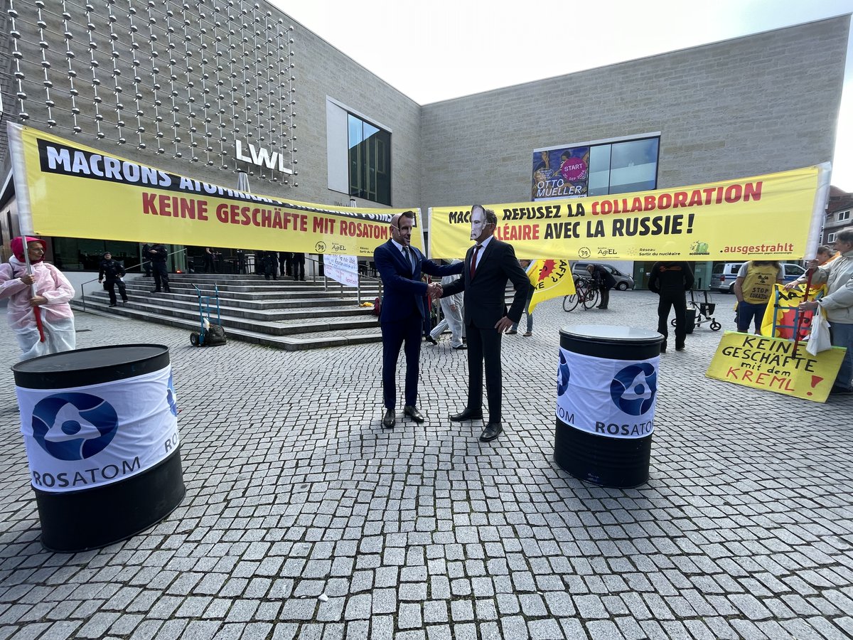sdnfr's tweet photo. 😡Aujourd'hui, E. #Macron a reçu le prix de la paix de #Westphalie en #Allemagne. Avec @ausgestrahlt nous dénonçons que le #nuclaire français finance la guerre de Poutine via le lien commercial avec #Rosatom👇 https://t.co/ZyIUJG5dAD