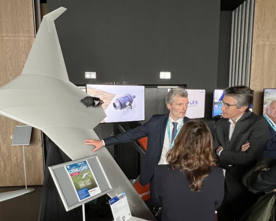 Nouvelle image -diffusée sur Linkedin- du drone 'Veloce 330' de @EOStechnologie que vous aviez vu en vidéo en avril. Permet d'apprécier la taille. Il est ici présenté au PDG de @thalesgroup Patrice Caine. Eos exposera d'ailleurs sur le stand Thales à @cogeseurosatory en juin.