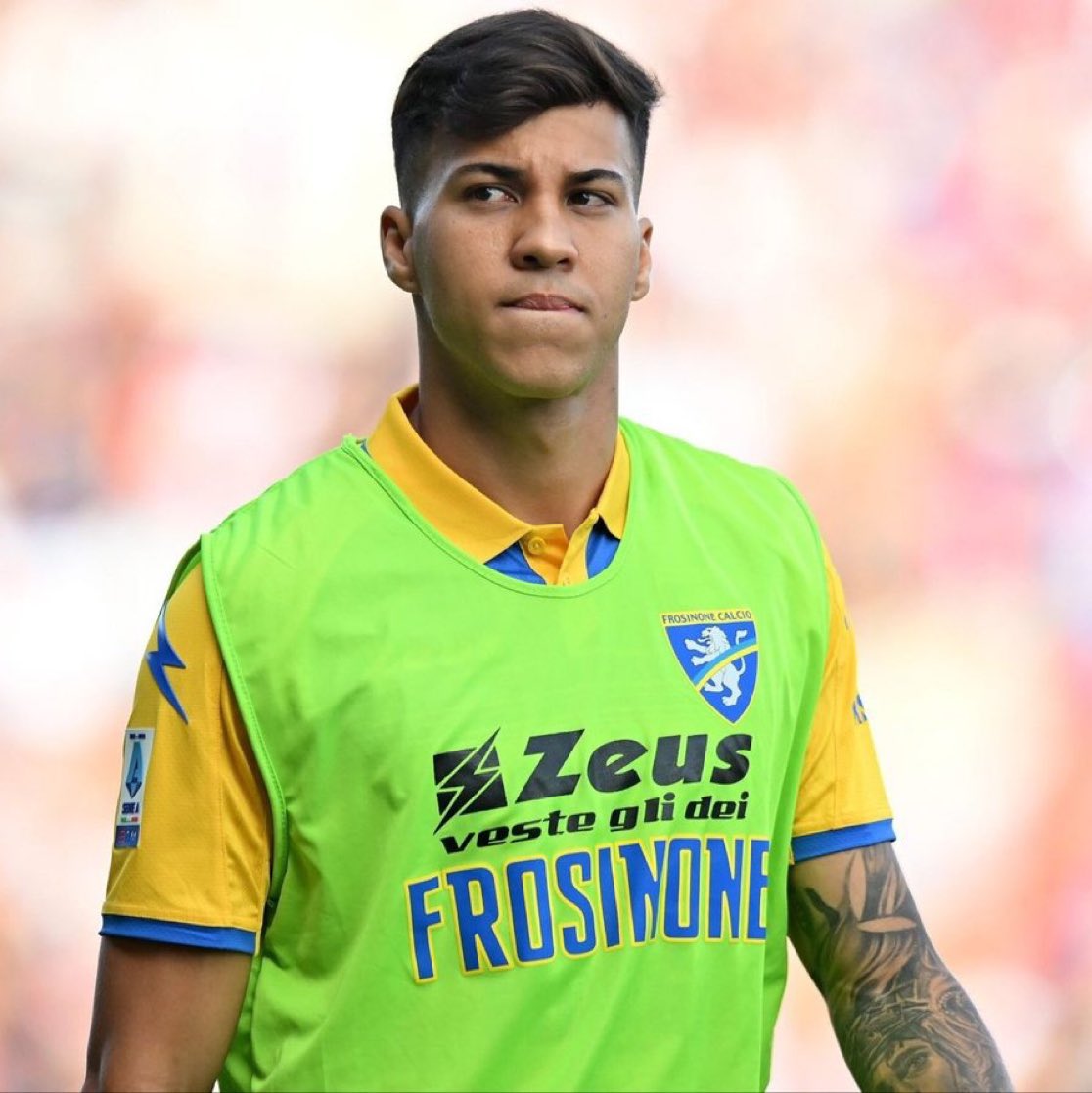 O Cruzeiro monitora o atacante Kaio Jorge, de 22 anos, revelado pelo Santos e que pertence à Juventus da Itália. 

Na temporada 2023/2024, o jogador esteve emprestado ao Frosinone, o clube foi rebaixado da primeira divisão italiana.

A Juventus não pretende usar o brasileiro em