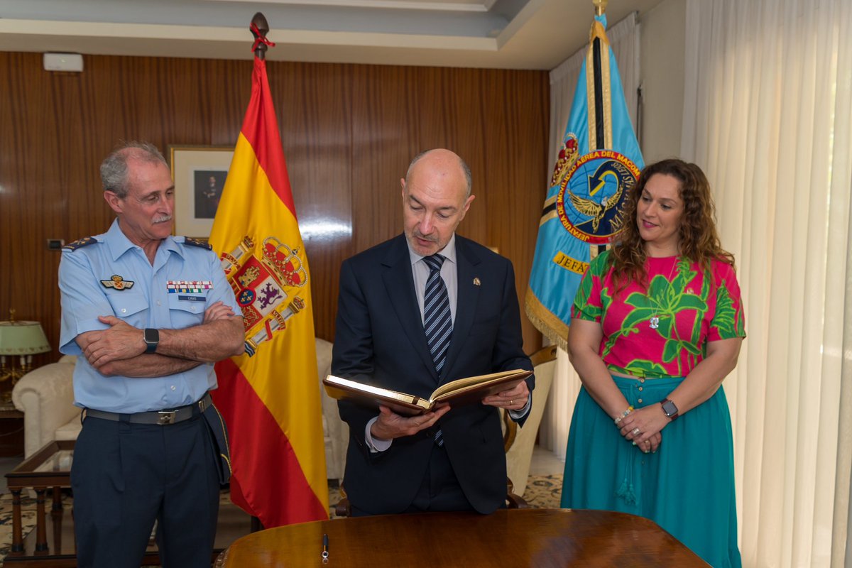 DelGobEnAragon's tweet photo. ‘Más y más lejos’ es el lema de la Jefatura de Movilidad Aérea (#JMOVA) del @EjercitoAire que desde Zaragoza coordina el empleo de los medios de transporte aéreo. Hoy, el delegado @fbelblazquez y la subdelegada @nherreroar han visitado su sede y compartido una jornada de trabajo https://t.co/KTswrP7COd