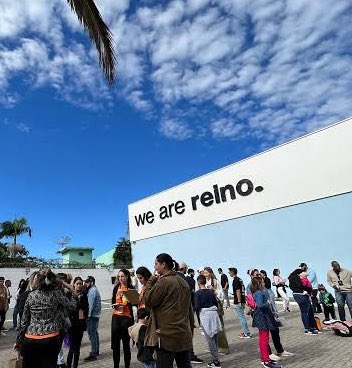 fernandemiguels's tweet photo. Tô simplesmente fissurado com a igreja que tem um letreiro escrito “we are reino.” https://t.co/bbJidPGHIi