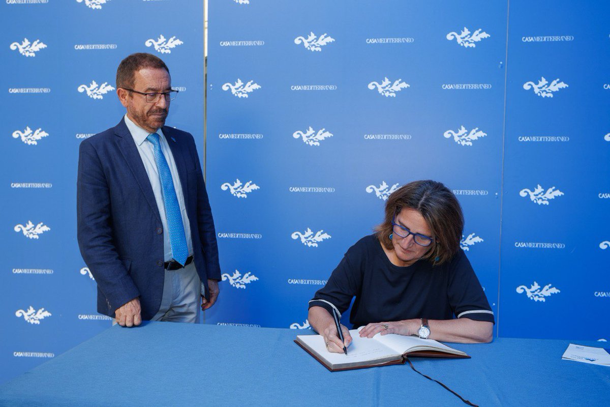 VP @TeresaRibera visita la exposición Deltas del Mediterráneo que se exhibe en la @csmediterraneo en Alicante 🌊 Allí ha mantenido una reunión con su director, Andrés Perelló → para conocer las actividades medioambientales de este centro de referencia