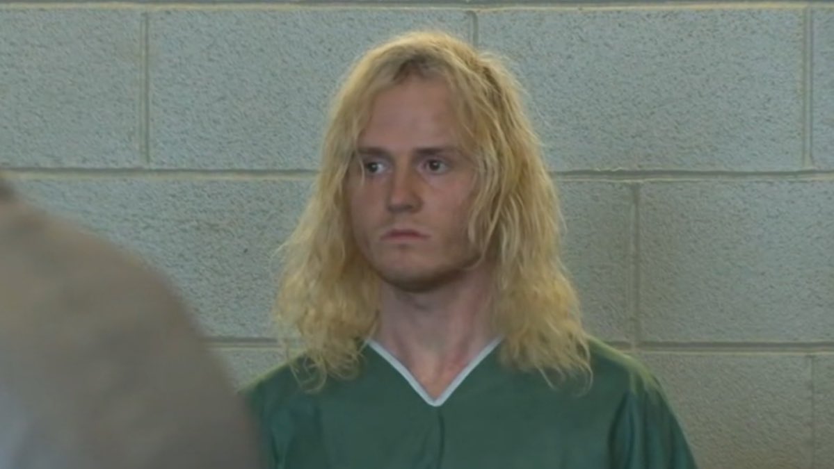 The mentally ill trans t*rr*rist who went on a stabbing spree is in court today. Jared Ravizza was wanted in connection to a m*rder investigation in Connecticut. Later that day he drove to a Massachusetts theater where he stabbed 4 girls. He then left and stabbed 2 employees at