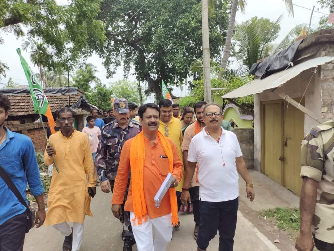 Were present MLA @AshokKirtania3  Bongaon District Convener Mr. #Diptentu_Bikash_Bairagi @DiptenduBikash2  with all local BJP workers, supporters & Leaders in support of #Rekha_Patra ( BJP Candidate , #Basirhat Loksabha )
@SuvenduWB @DrSukantaBJP @amitmalviya @mangalpandeybjp